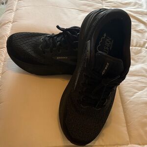 Brooks women’s ghost max shoes only worn a few times